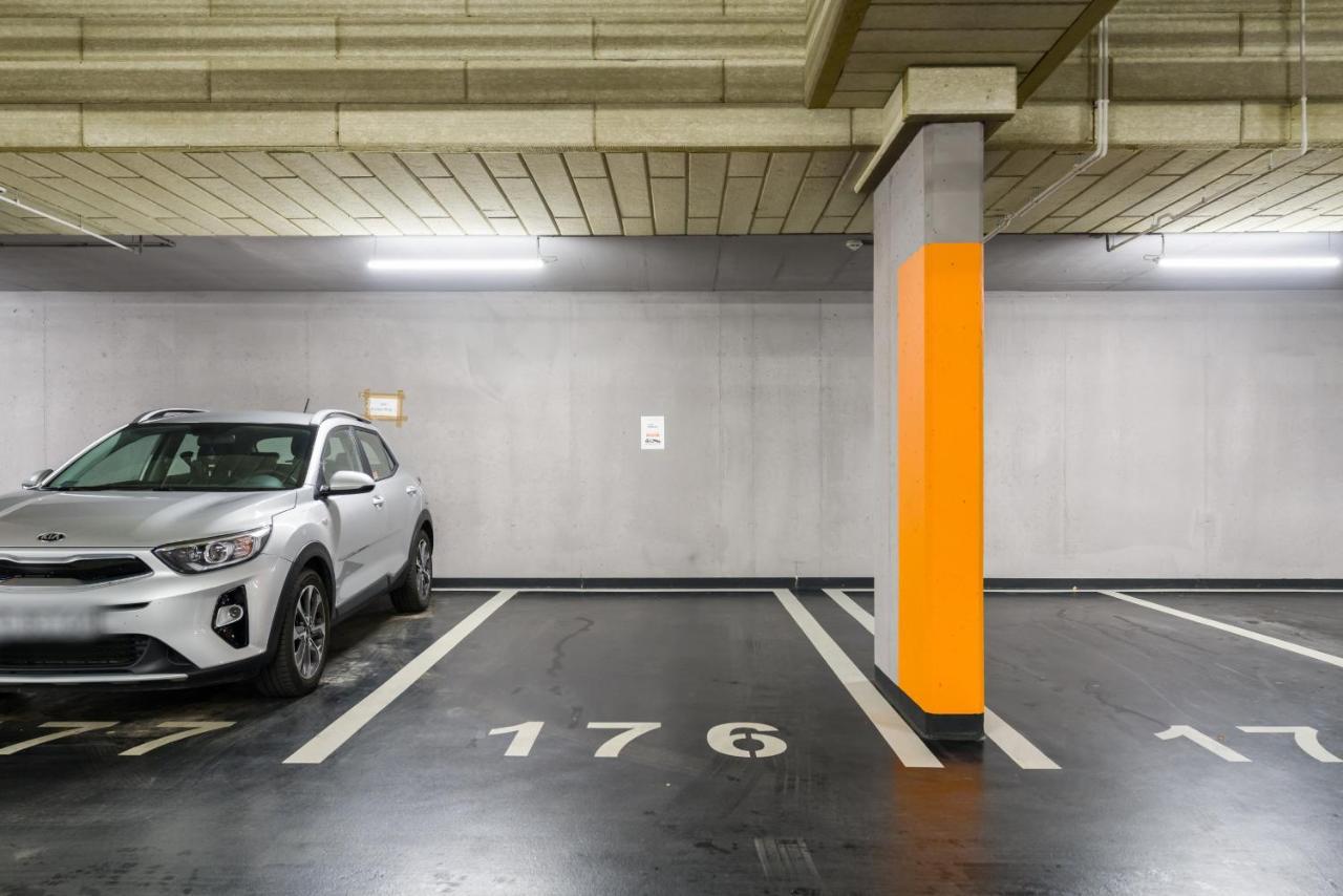 Esencja With Free Parking Garbary 104 By Renters Познань